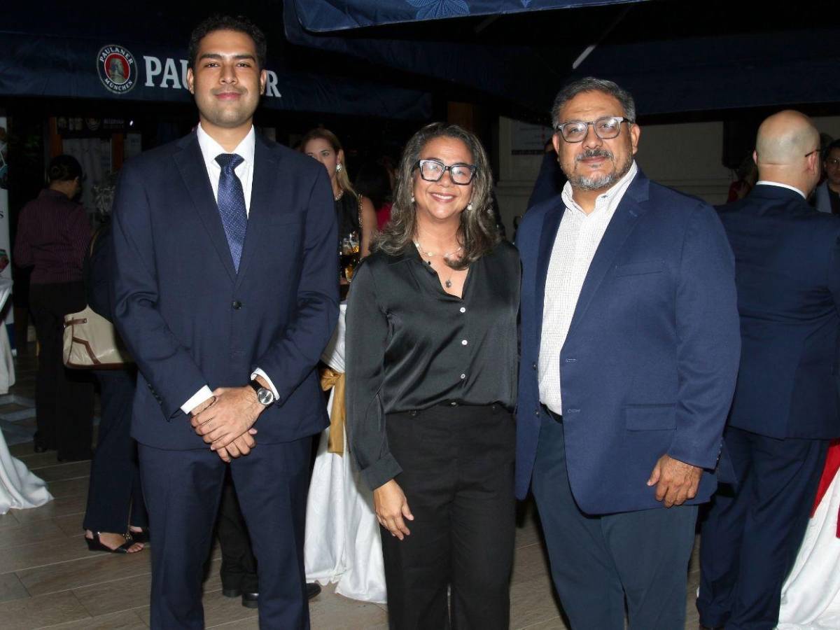 Anfitriones e invitados especiales brindan por la Unidad Alemana