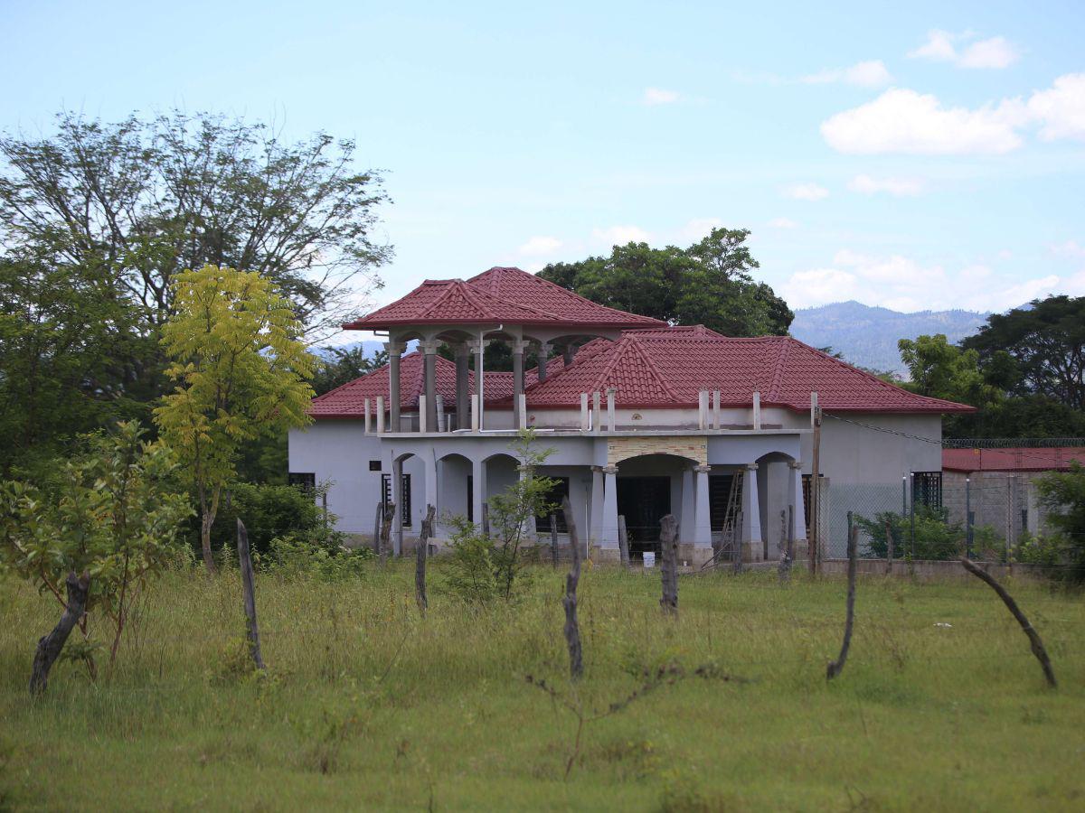 $!Algunas de las hermosas casas quedan abandonadas por meses o hasta años después de ser construidas, pues sus dueños son hondureños que se encuentran en otros países.