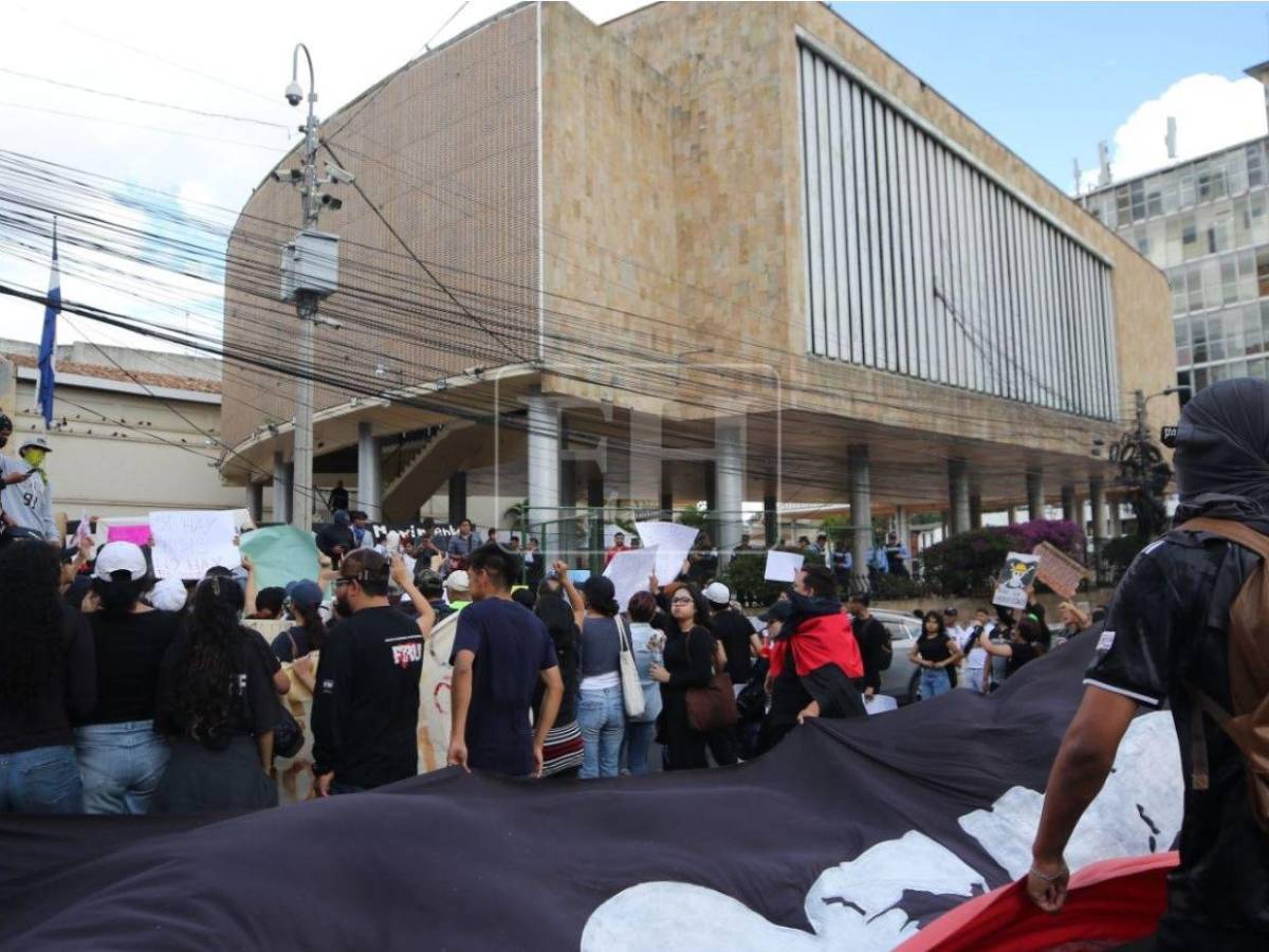 Gas lacrimógeno y piedras: distubios frente al CN tras protesta de estudiantes de la UNAH