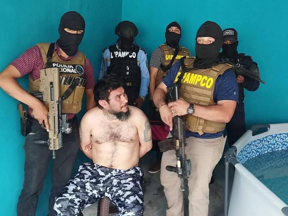'Rifando' al ser capturado: El Rayo Santana, máximo líder de la Pandilla 18 en la capital 'Rifando' al ser capturado: El Rayo Santana, máximo líder de la Pandilla 18 en la capital