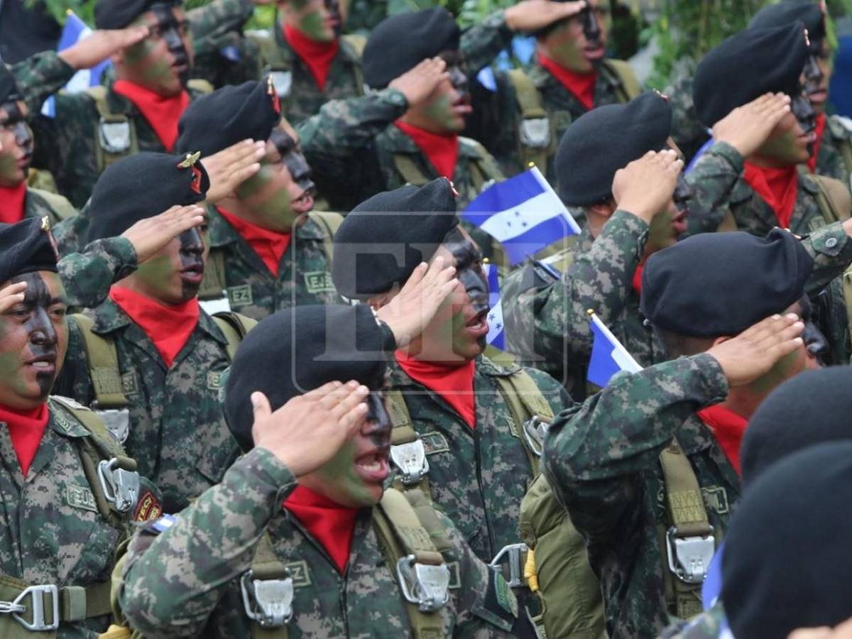 Disciplina y patriotismo: militares, policías y bomberos destacan en los desfiles patrios