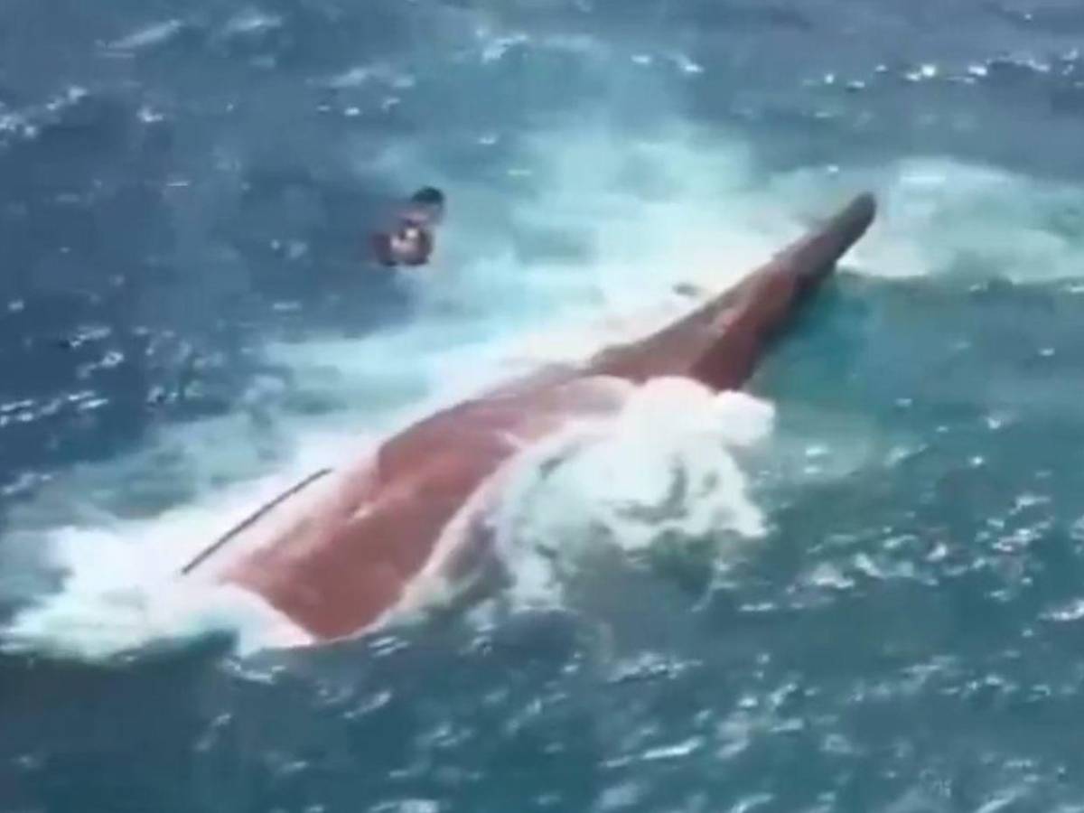 Indonesia localiza semihundido a barco naufragado que deja 6 muertos y 129 desaparecidos