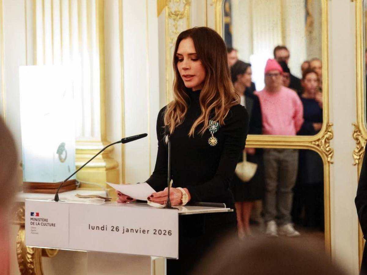 Victoria Beckham es condecorada en Francia como Oficial de las Artes