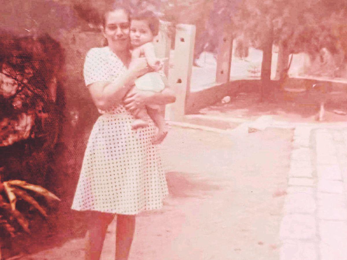 Doña Bertha, en 1975, cargando a su hijo número 14, a quien bautizó José Luis de Jesús Méndez.