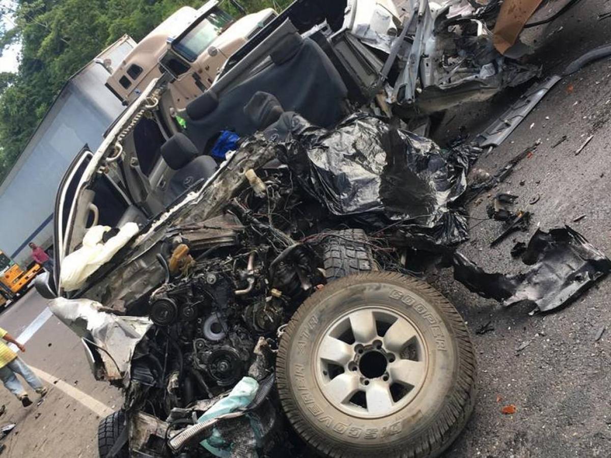 Mueren dos personas en fuerte colisión entre camión y pick up en Taulabé