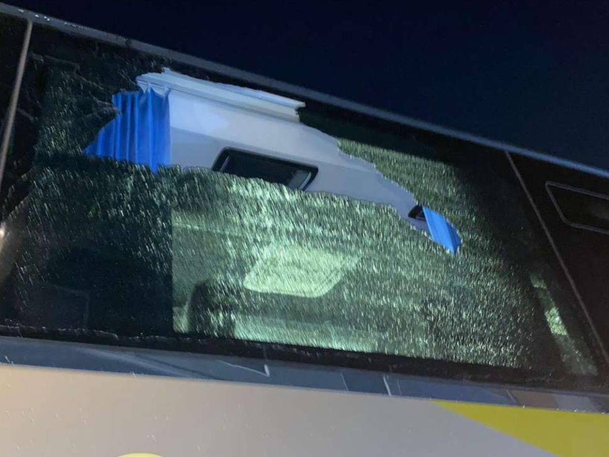 Reprochable: así quedó el bus de Olimpia tras ser atacado por aficionados de Alajuelense