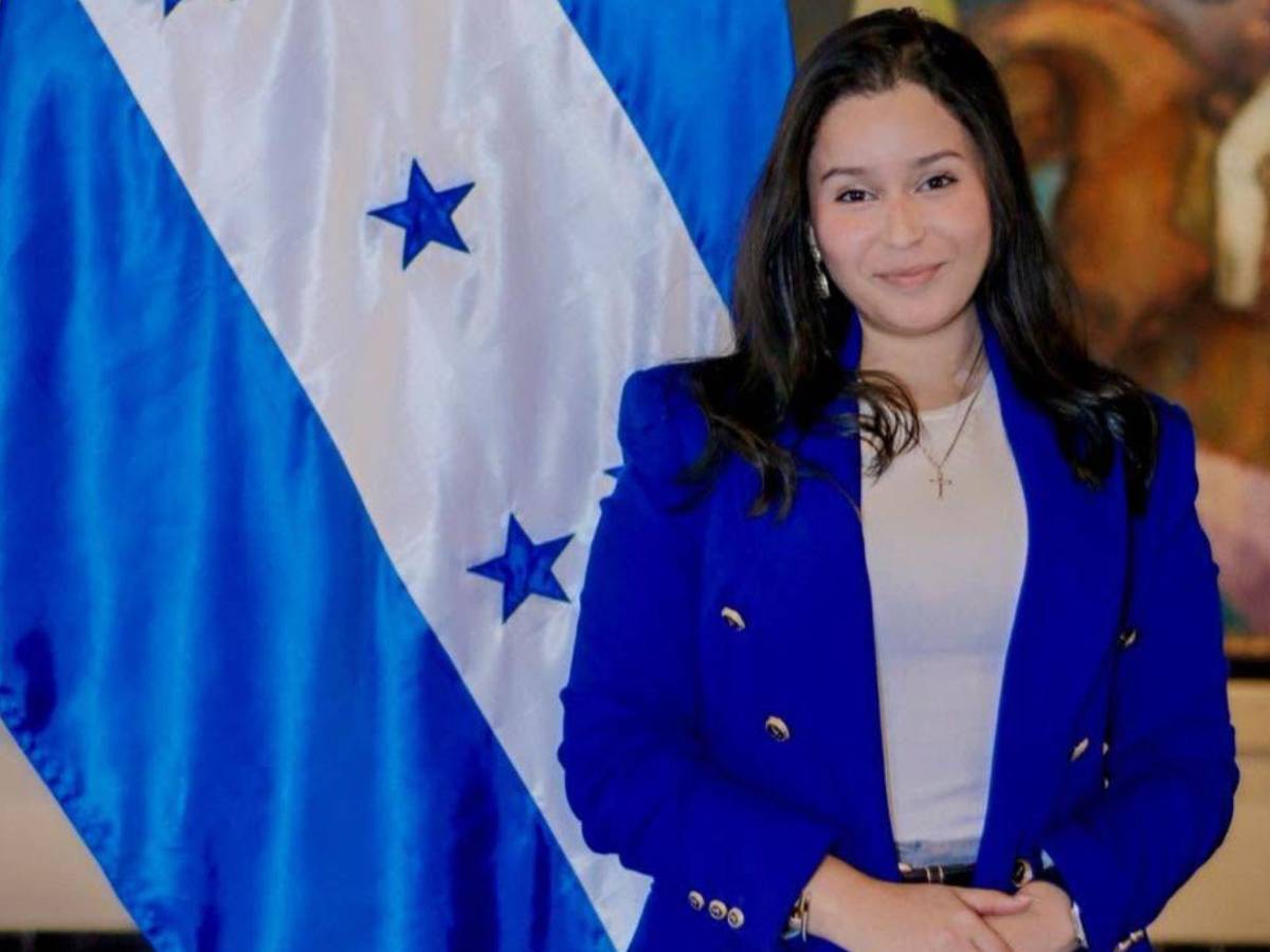 Quién es Amanda Flores, nueva directora de Comunicaciones Interinstitucionales del gobierno