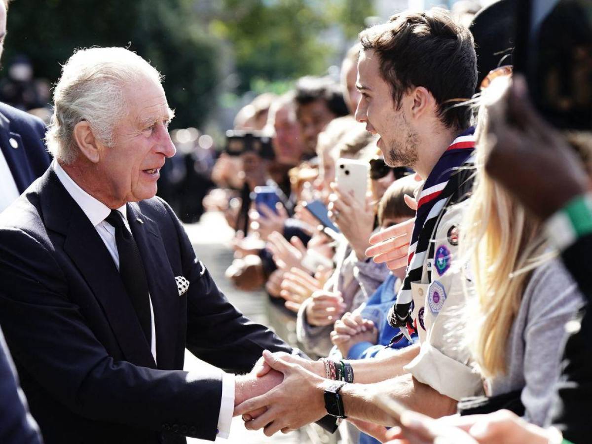 El príncipe Carlos agradeció este sábado a todas las personas que hacen varias horas de fila para despedirse de su madre.