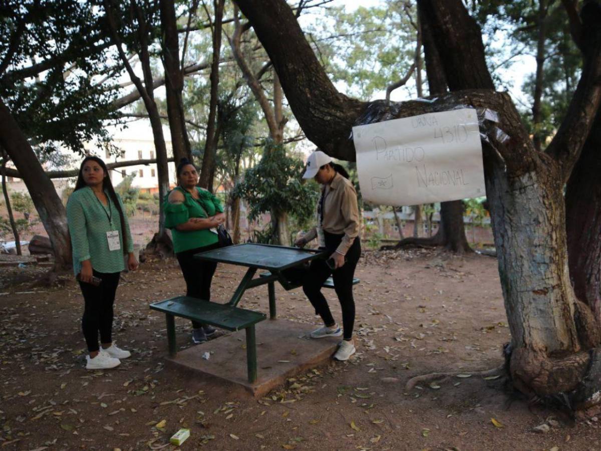 Entre pupitres rotos y a la intemperie: Partido Nacional denuncian que Libre acaparó aulas