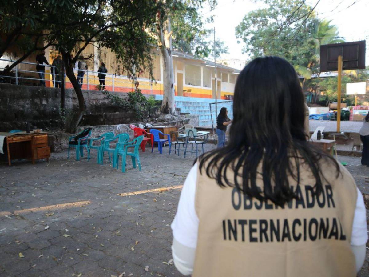 Entre pupitres rotos y a la intemperie: Partido Nacional denuncian que Libre acaparó aulas