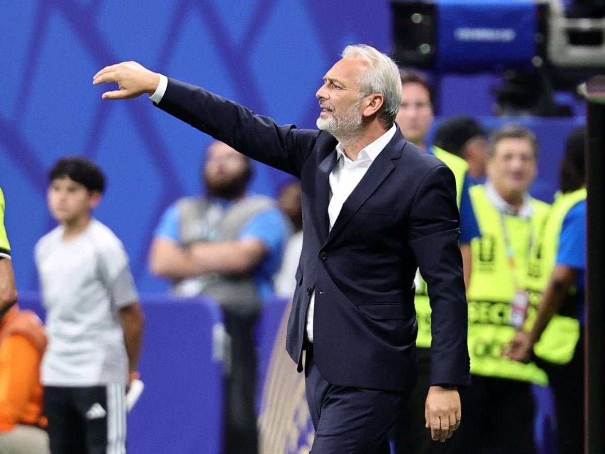 Eliminaron a su selección del Mundial y en conferencia notificaron la muerte de su padre