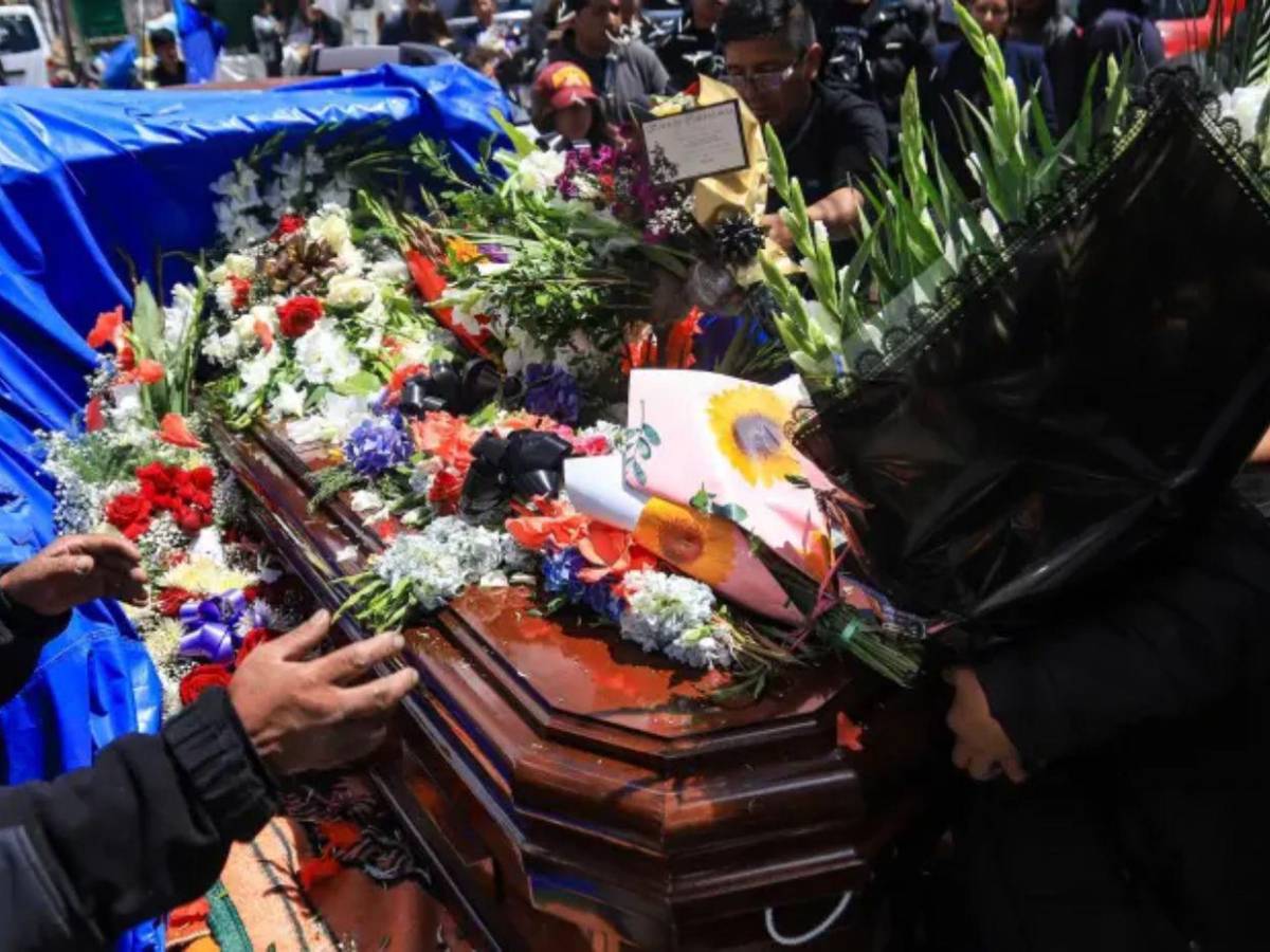 “Perdí a mi papá, mi esposa y a mi bebé”: despiden a 22 víctimas de accidente aéreo en Bolivia