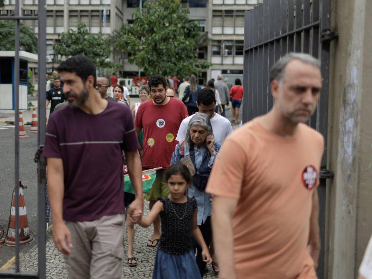 Votantes brasileños definen su futuro político en una segunda vuelta entre Lula y Bolsonaro