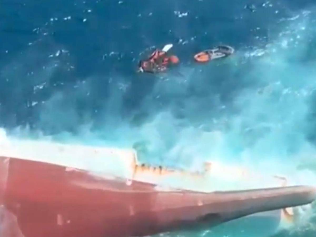 Indonesia localiza semihundido a barco naufragado que deja 6 muertos y 129 desaparecidos