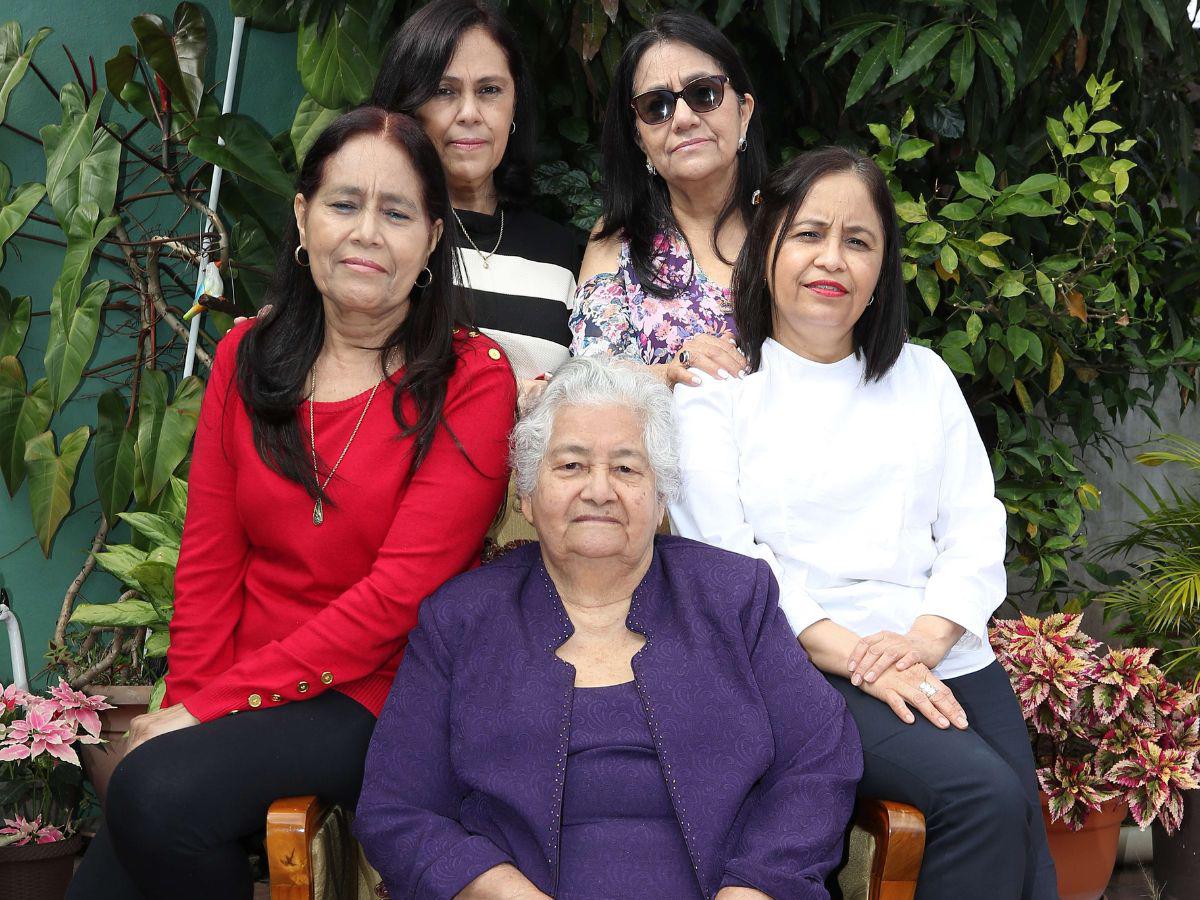 Evelin, Loida, Luisa y Carmen Méndez son cuatro de las doce hijas mujeres de doña Bertha.