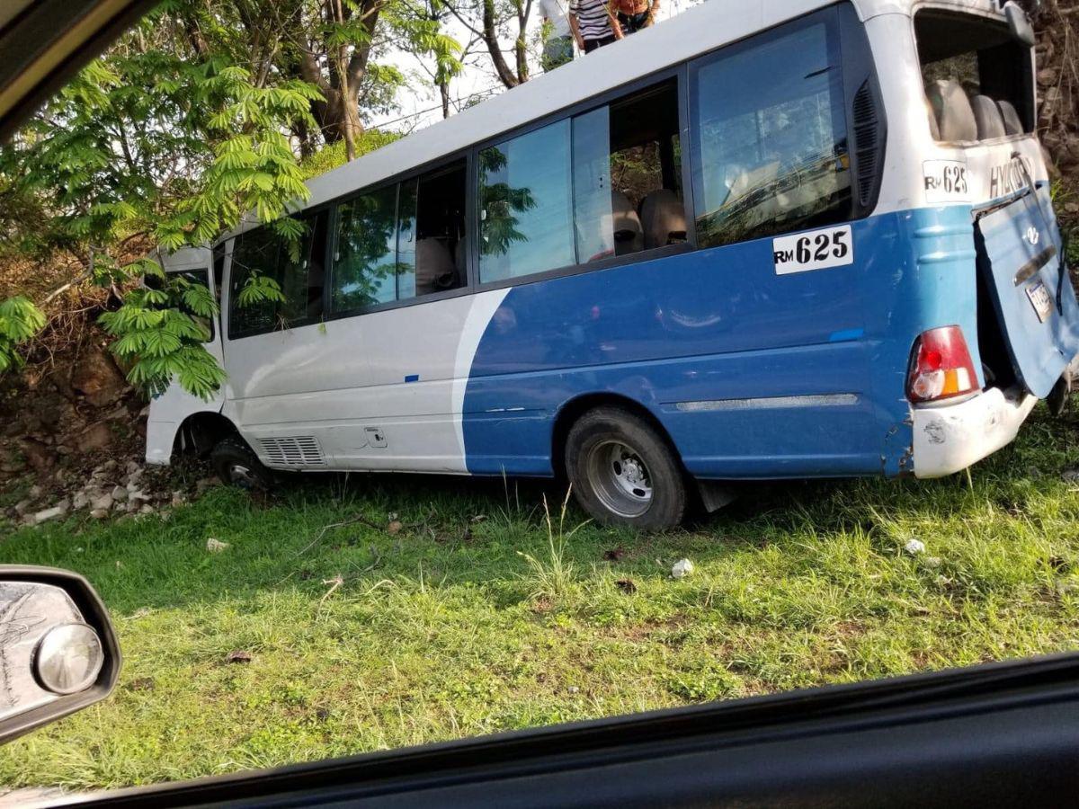 El bus “rapidito” número 625 se terminó estrellando contra un paredón.