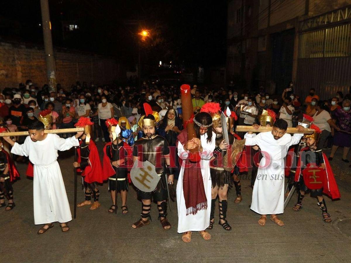 Con Vía Crucis infantil capitalinos reviven la pasión, muerte y resurrección de Jesucristo