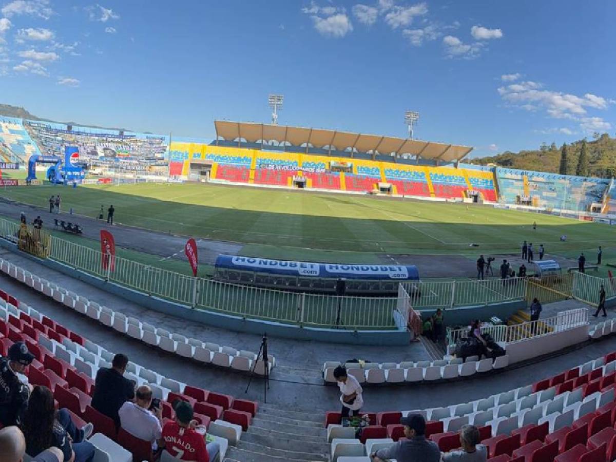 Polémico recibimiento a exjugador de Motagua, bellas chicas y show de la Revo ante Marathón