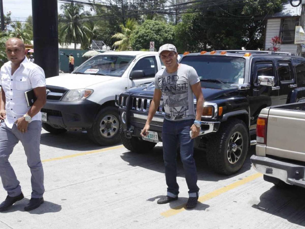 Autos de lujo y excentricidades: Así era la vida de Rambo de León en su mejor momento en Italia