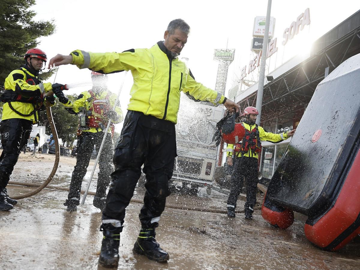 Cientos de voluntarios trabajan en la limpieza y búsqueda de desaparecidos en Valencia Cientos de voluntarios trabajan en la limpieza y búsqueda de desaparecidos en Valencia