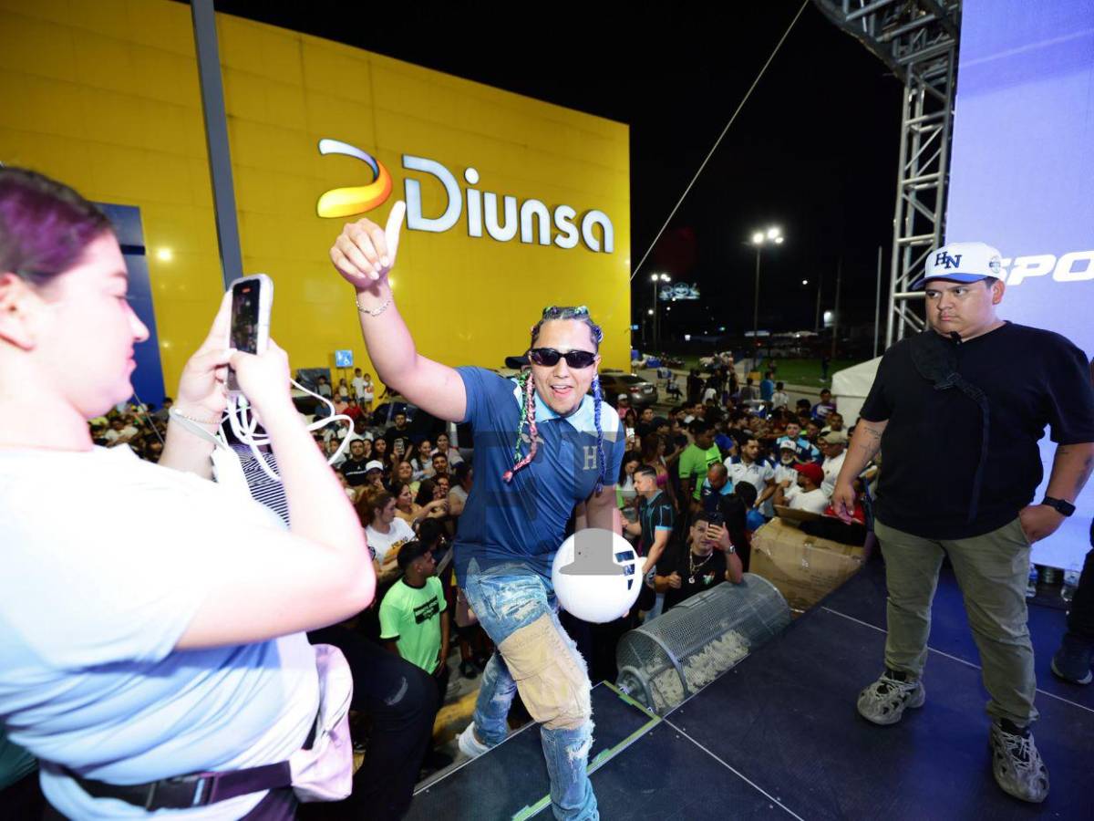 ¡Despampanante! Elsa Oseguera llega a SPS para apoyar a Davis Flow en partido de tiktokers