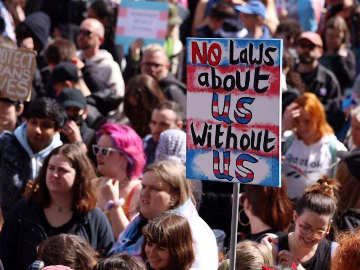 Tribunal de Reino Unido limita la definición legal de mujer al sexo biológico; miles salen a protestar