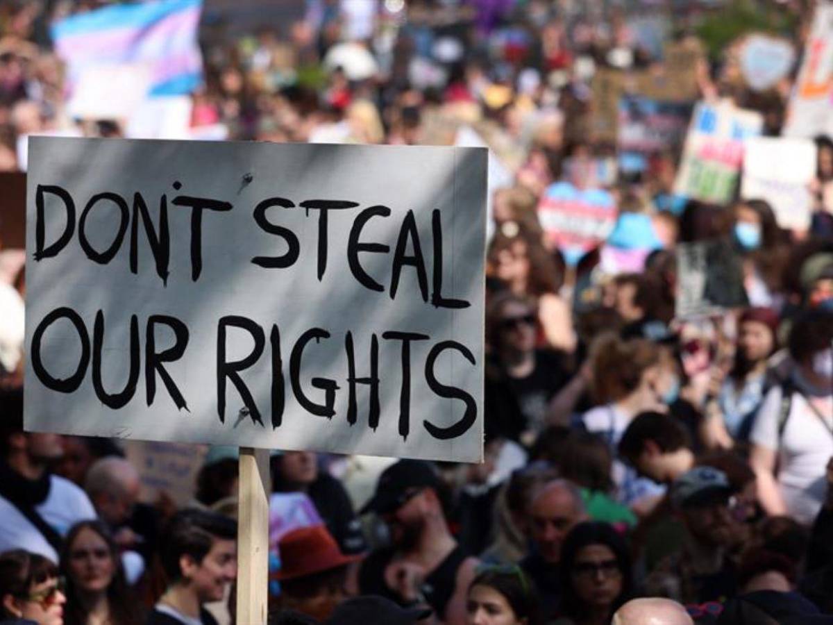 Tribunal de Reino Unido limita la definición legal de mujer al sexo biológico; miles salen a protestar