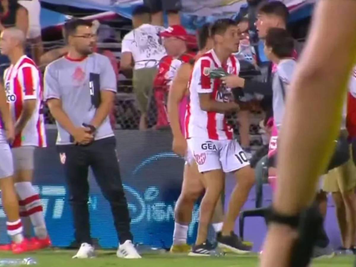 Aficionados le roban todo a jugadores del Instituto, equipo de Pedro Troglio