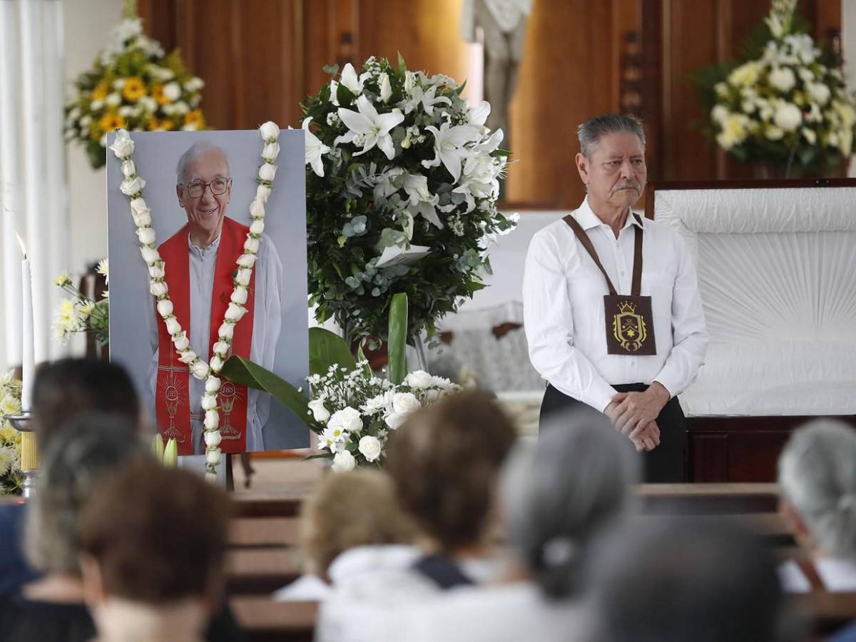 El último adiós al padre José María Chema Tojeira en El Salvador
