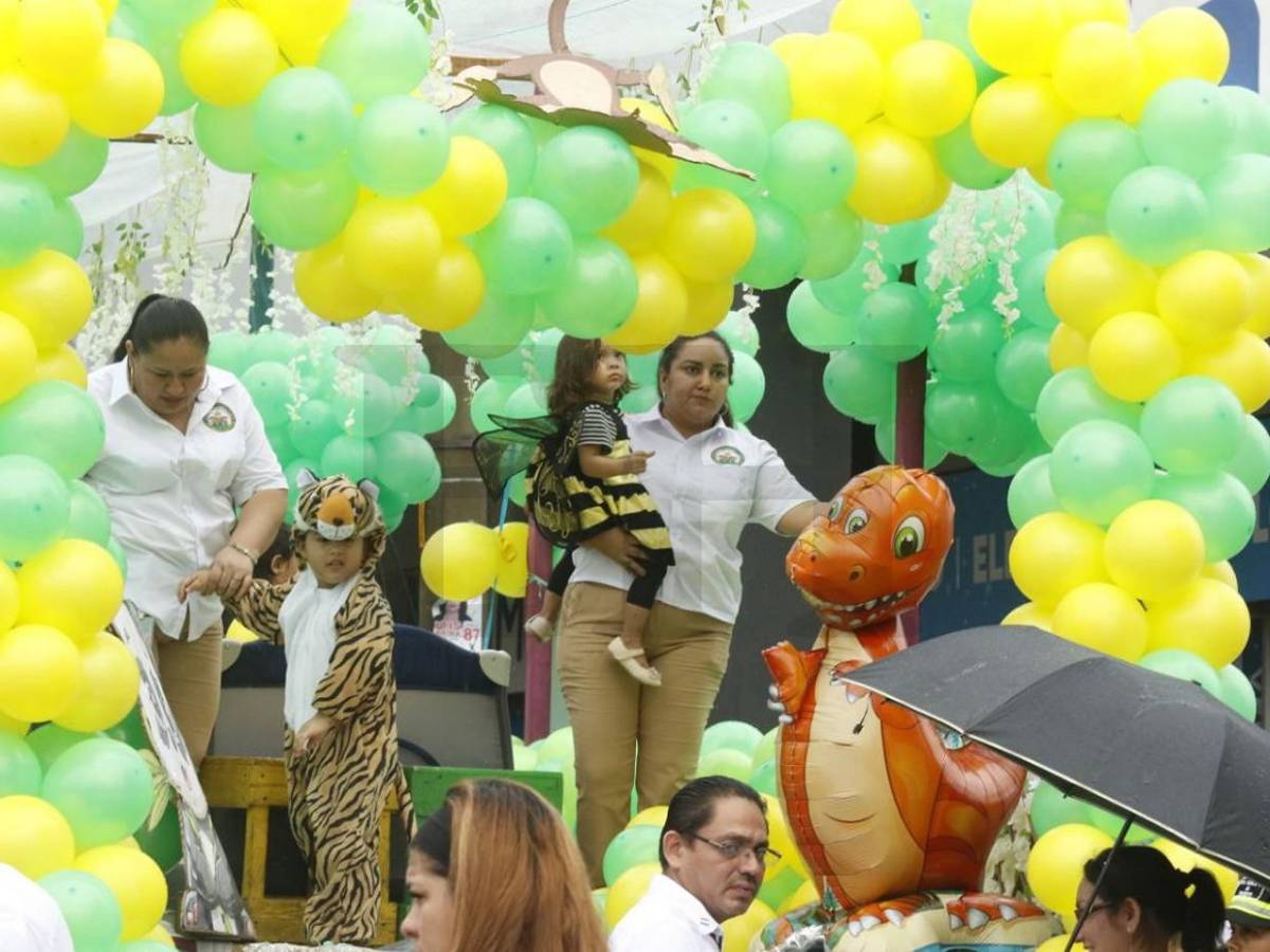 Fervor cívico y color están presentes en los desfiles patrios Honduras 2025