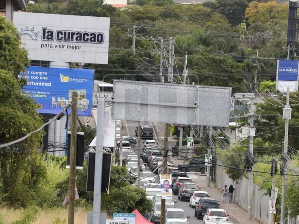 Largas filas tras asueto de medio día a empleados público por celebración en Suyapa