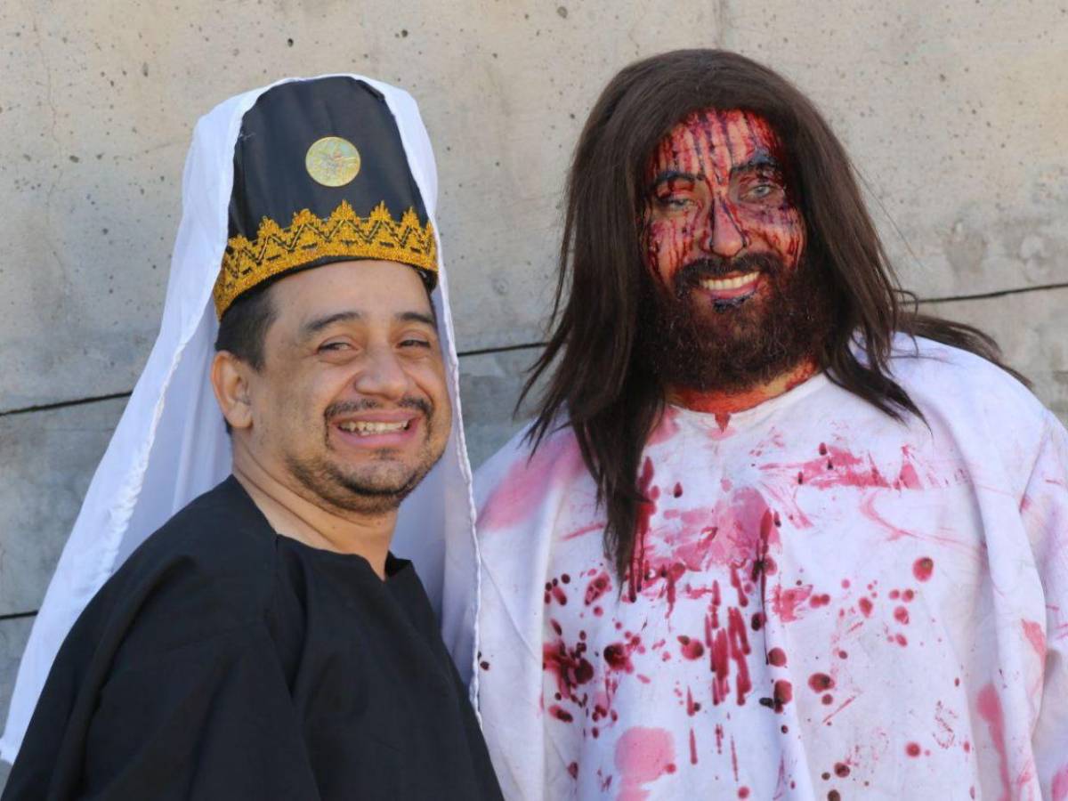Mario y Erick, los hermanos que interpretaron a Jesús y a Satanás en Vía Crucis de la capital Mario y Erick, los hermanos que interpretaron a Jesús y a Satanás en Vía Crucis de la capital