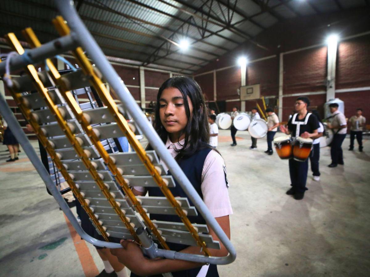 Banda marcial del Instituto Superación San Francisco afina su ritmo para los desfiles patrios