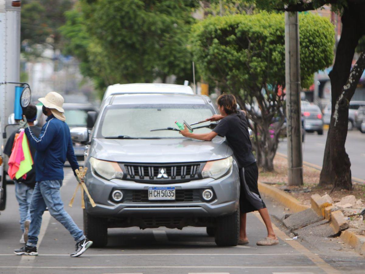 Muchas personas cuestionan la forma en que los limpiaparabrisas se ganan la vida, sin embargo reconocen que es mejor lo que hacen a que cometan ilícitos,