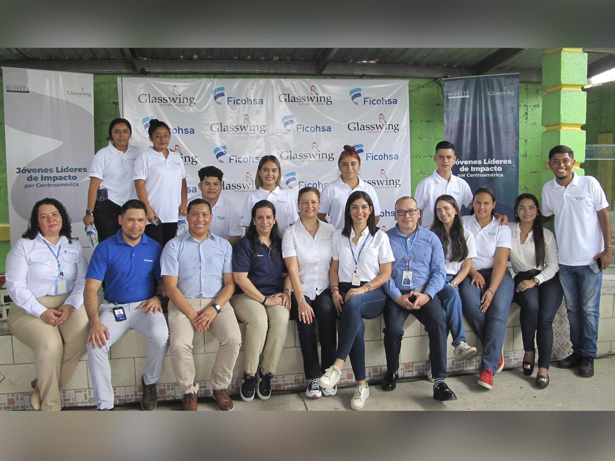 Como parte del compromiso con el desarrollo social y económico de Honduras, Banco Ficohsa ha otorgado becas a jóvenes del programa “Jóvenes Líderes de Impacto por Centroamérica”.