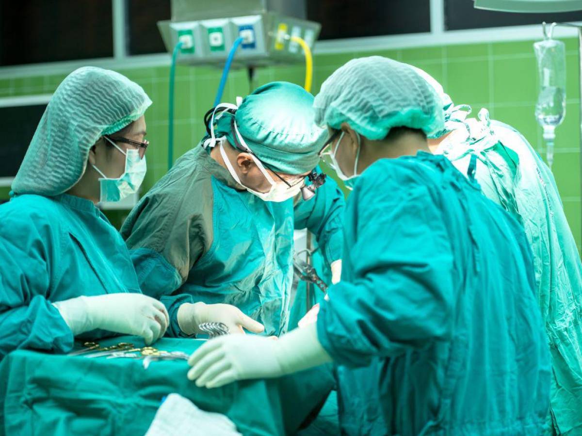 Extirpan tumor de 154 libras del abdomen de una mujer en Italia