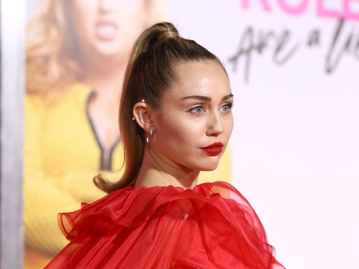 Miley Cyrus reacciona al romance de su padre con Elizabeth Hurley