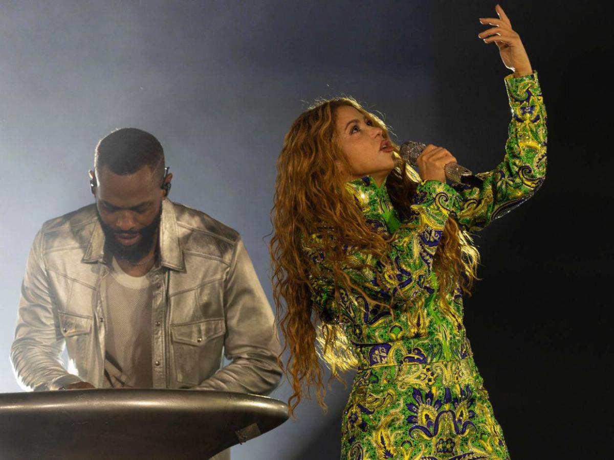 Así es el vestuario de Shakira en Brasil: cristales, cyberpunk y poder femenino