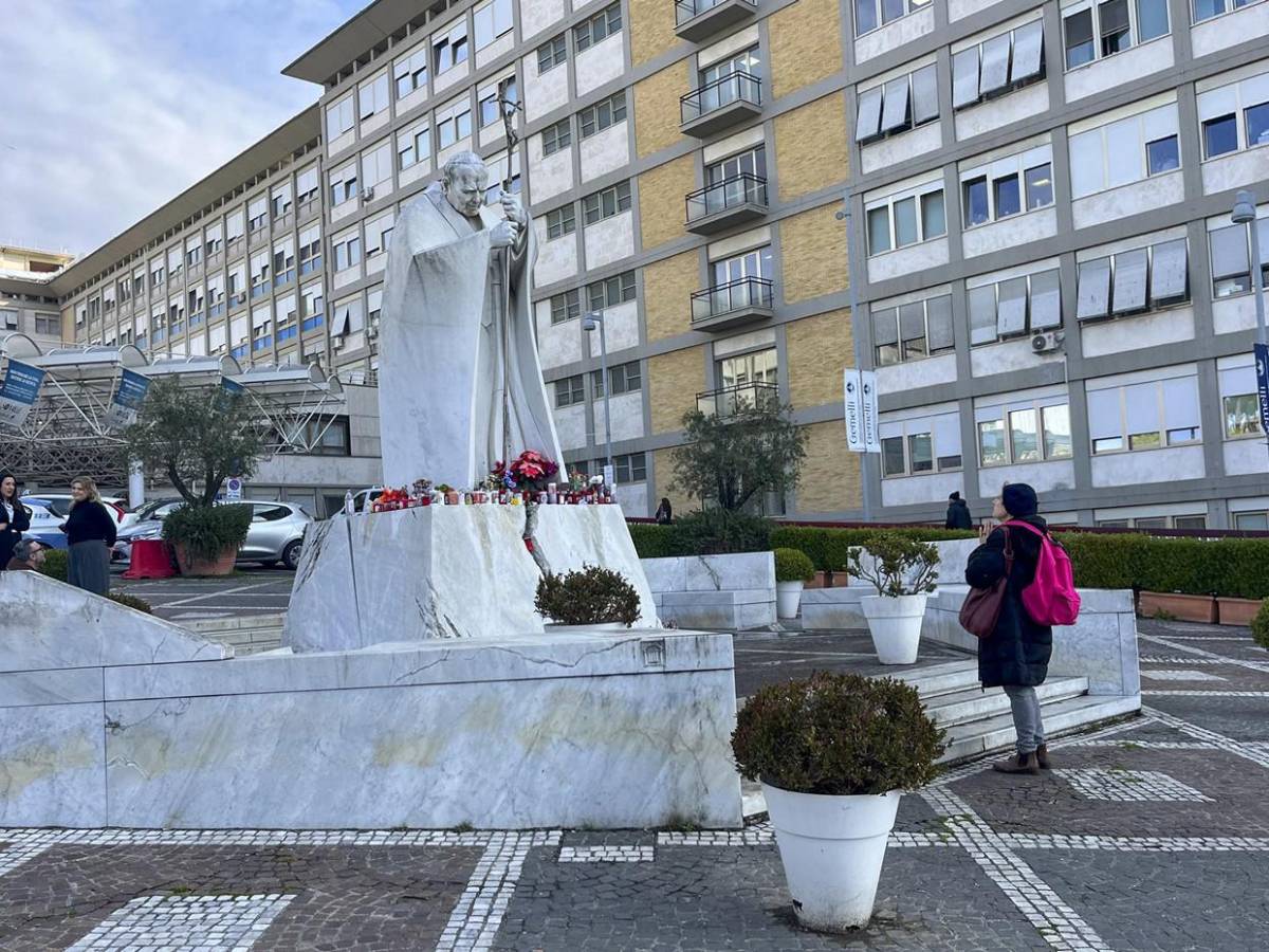 Con flores y velas frente a hospital, fieles improvisan altar por el papa Francisco