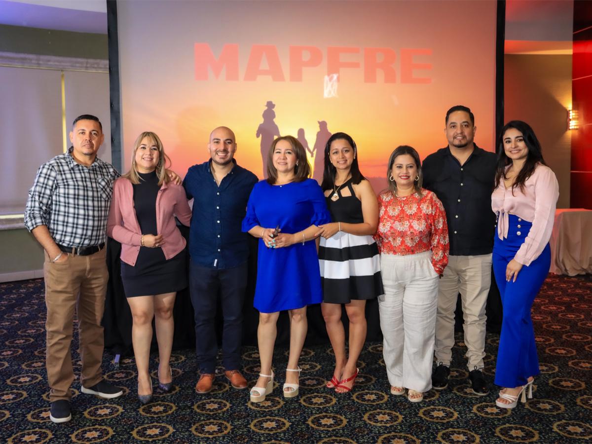 <i>Guillermo Hernández, Marilyn Madrid, Alberto Ramírez, Gissela Rodríguez, Fany López, Jazmín Arambu, Carlos Servellón y Francis López.</i>