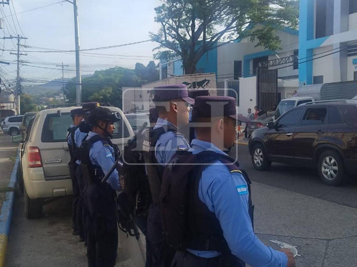Resguardo policial en tribunal previo a audiencia de Juan Orlando Hernández