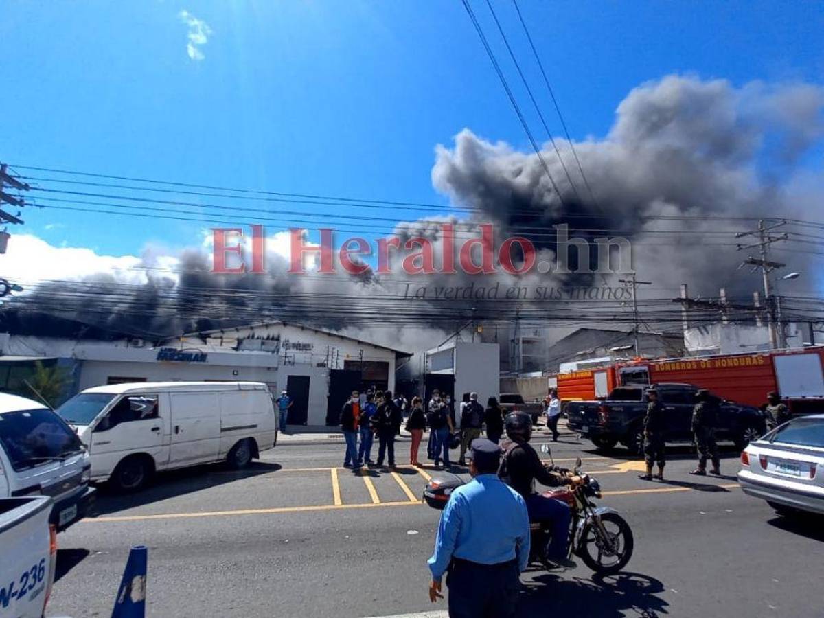 Voraz incendio consume varios negocios y bodegas en la capital