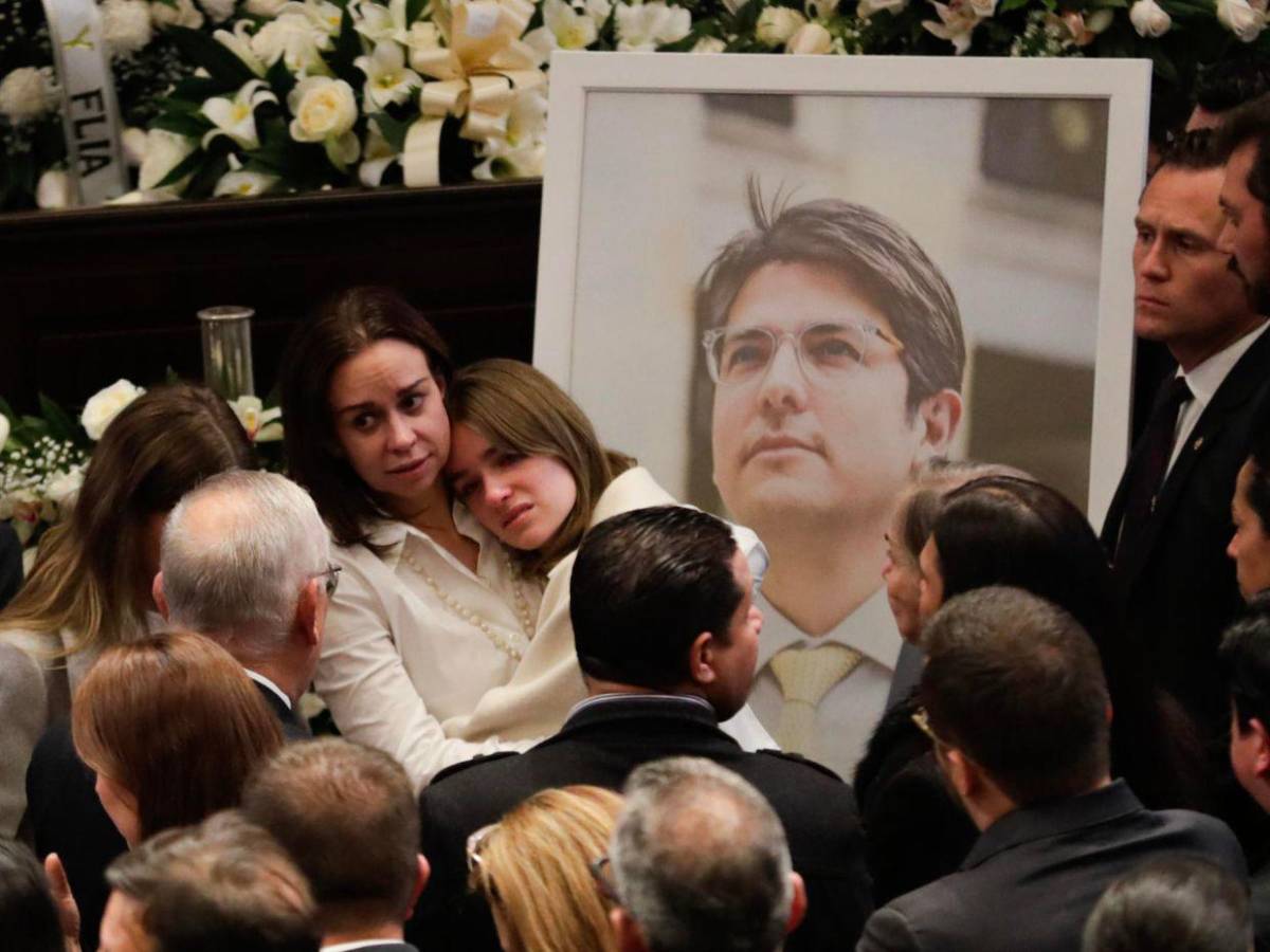 Políticos y familiares asisten al funeral de Miguel Uribe Turbay en el Congreso colombiano