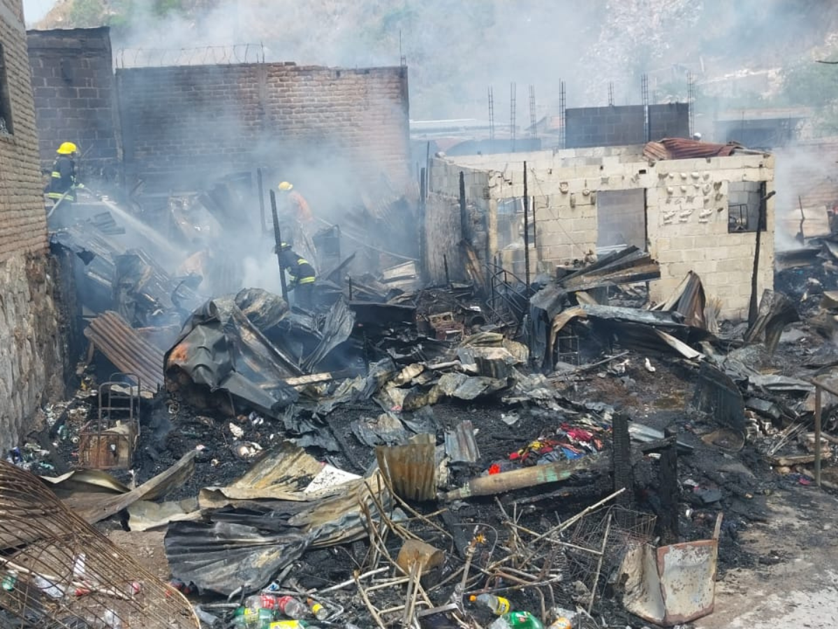 Cuatro viviendas afectadas por pavoroso incendio en la colonia San Antonio de Comayagüela