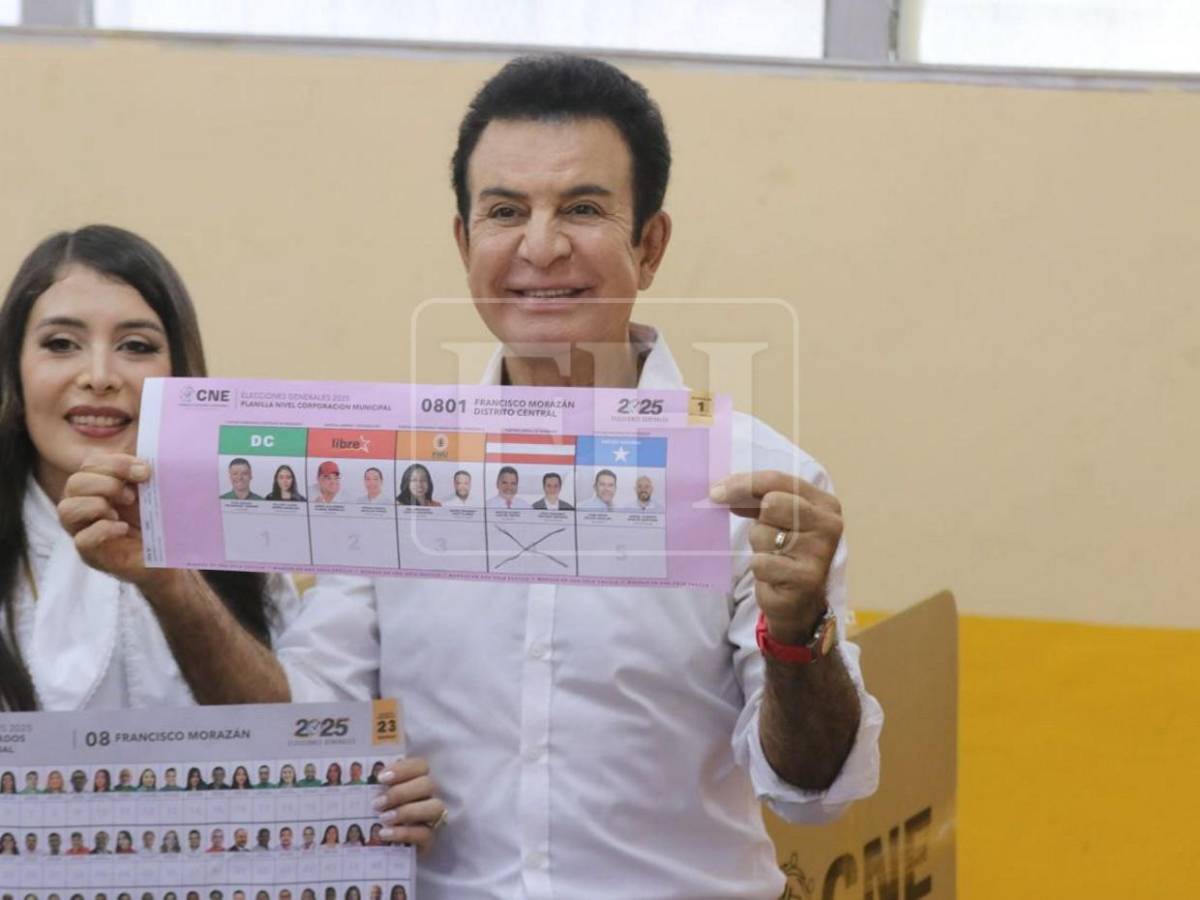 Salvador Nasralla celebra su voto y muestra sus papeletas