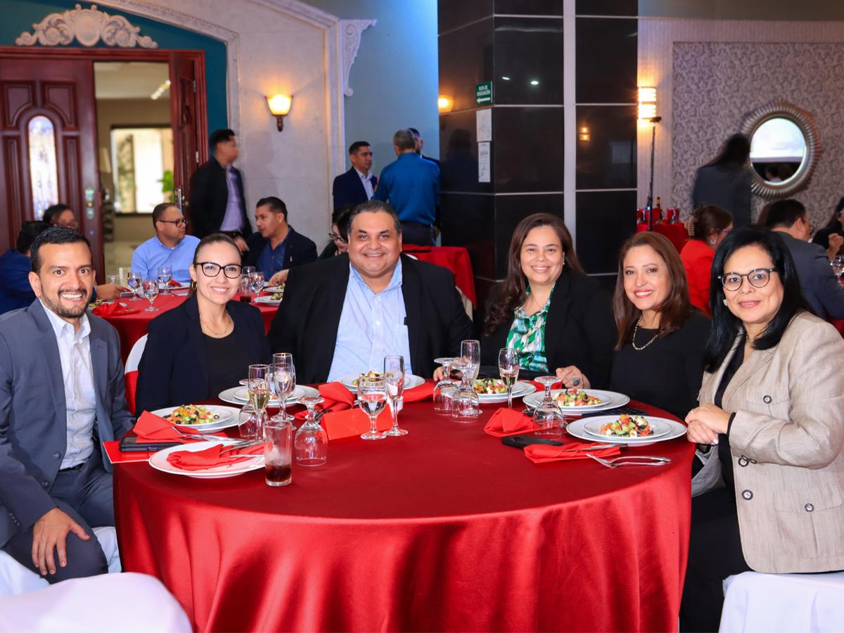 <i>Carlos Samra, Elsy Silva, Gerardo Reynaud, Eneida Zelaya, Vanessa Avelar y Mirla López.</i>