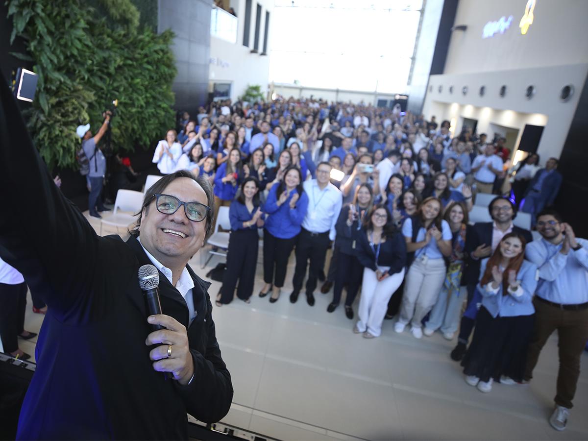 <i>Germán Castañeda, Vicepresidente de Comunicación Corporativa de Grupo Financiero Ficohsa, liderando junto a los colaboradores el lanzamiento de la campaña.</i>