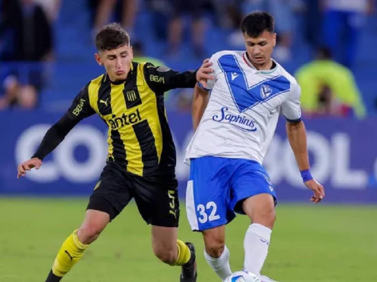 Grupo de barristas ataca a policías en cancha de fútbol rápido: Hubo disparos