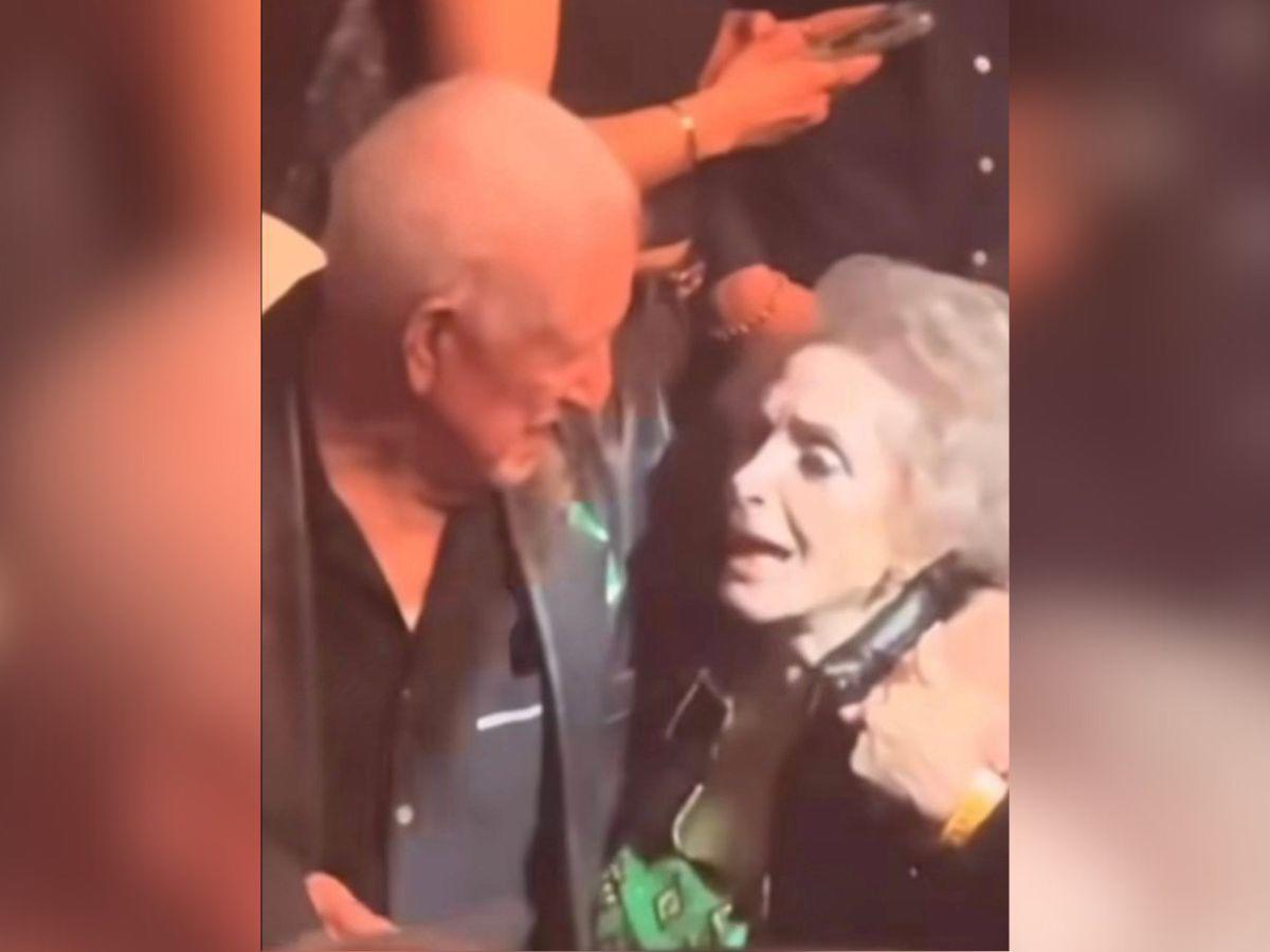 Doña Cuquita, viuda de Vicente Fernández, captada cariñosa con otro hombre en concierto