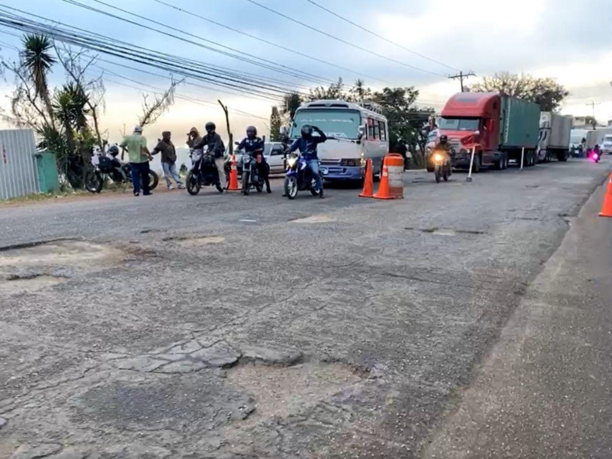 Transportistas se toman salida al oriente y exigen pavimentación de carretera